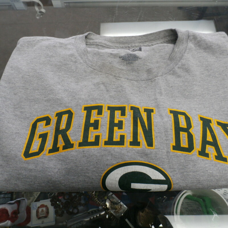 GB Packers Shirt, Gray, Size: Large
NFL Team Apparel Men's Green Bay Packers shirt gray size Large #29339
Rating: (see below) 4- Fair Condition
Team: Green Bay Packers
Player: Team
Brand: NFL Team Apperel
Size: Men's Large (Measured Flat: Across Chest 23\", length 28\")
Measured Flat; Arm pit to armpit, shoulder to hem
Color: Gray
Style: short sleeve; screen pressed;
Material: 88% Cotton 12%polyester;
Condition: 4 - Fair Condition - Wrinkled; pilling and fuzz; there is a stain on the collar; some light staining on front;
Item #: 29339
Shipping: FREE