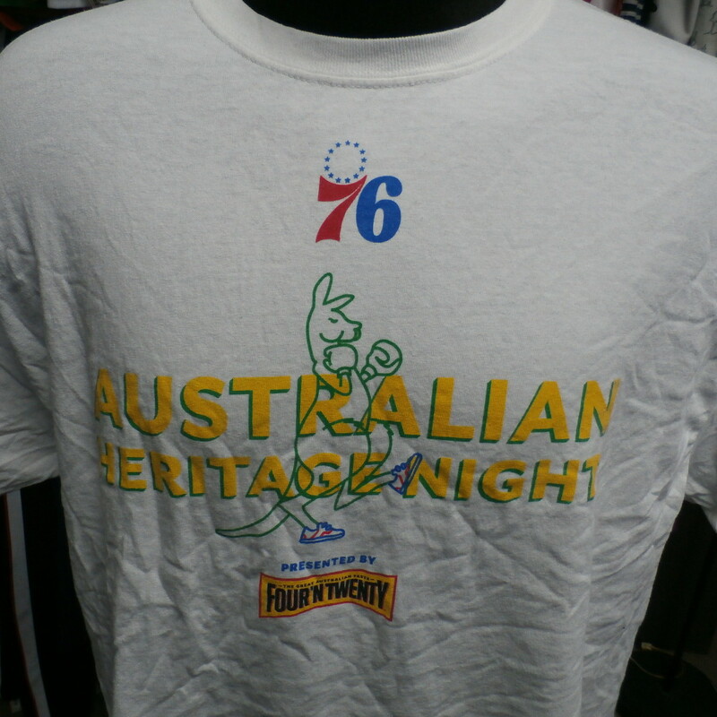 Philadelphia 76ers Men's Gildan shirt white size XL 100% cotton #29956
Rating: (see below) 4- Fair Condition
Team: Philadelphia 76ers
Player: Team
Brand: Gildan
Size: Men's XL- (Measured Flat: Across chest 23\"; Length 29\")
Measured Flat: underarm to underarm; top of shoulder to bottom hem
Color: white
Style: short sleeve; screen printed
Material: 100% cotton
Condition: 4- Fair Condition: wear and fuzz from use; wrinkled and faded; small yellow stain on the bottom hem front of shirt; overall the white color is slightly discolored or faded out;
Item #: 29956
Shipping: FREE