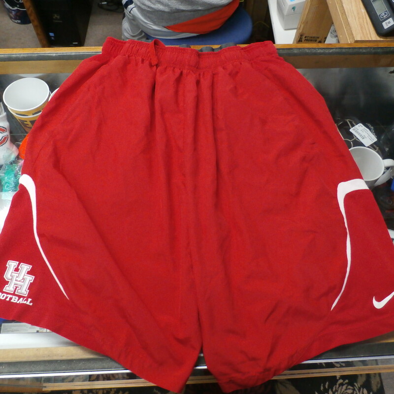 Houston Shorts, Red, Size: Large
Men's University of Houston Shorts Size Large Red 30264
Our Clothes Rating: 4- Fair Condition
Brand: Nike
size: Men's Large- (Waist 15\" Length: 23\"; inseam 11\")
color: Red
Style: elastic waistband with drawstring; screen printed has pockets;
Condition: 4- Fair Condition - some wear and discoloration from use; wrinkled ; minor pilling and fuzz; staining on front and back;
Shipping: FREE
Item #: 30264