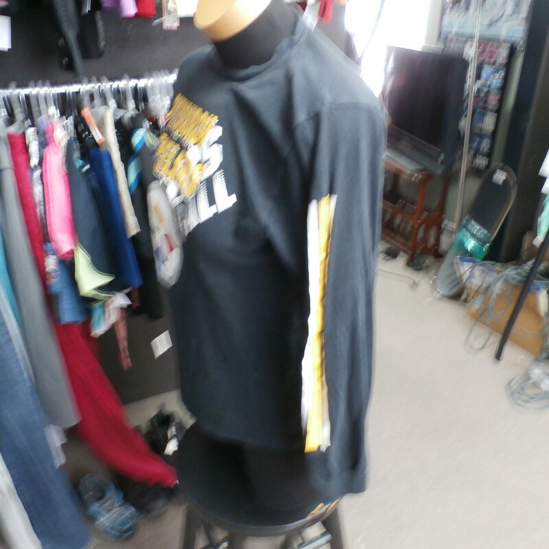 Pittsburgh Steelers YOUTH Long sleeve XL 30032
Our Clothes Rating: 3- Good Condition
Brand: NFL Team Apparel
size: YOUTH XL- (Chest: 17\" Length: 24\")
color: Black
Style: screen pressed shirt; long sleeve
Condition: 3- Good Condition- slightly worn and faded; light pilling and fuzz; material is slightly stretched out from washing and use; fuzz on the fabric; wrinkles; faded and discolored
Shipping: FREE
Item #: 30032