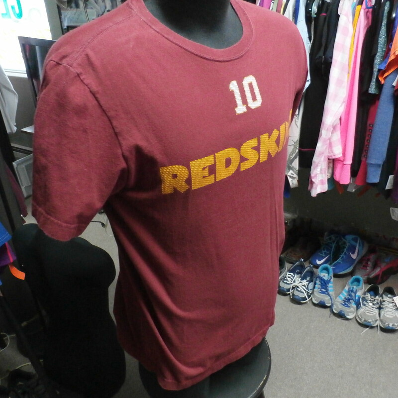 Redskins Griffin #10, Maroon, Size: Medium
Nike Washington Redskins RG3 T Shirt men's size Medium Burgundy 30564
Our Clothes Rating: 3- Good Condition
Brand: Nike
size: Men's Large- (Chest: 19\" Length: 26\")
color: Burgundy
Style: screen pressed short sleeve shirt
Condition: 3- Good Condition- slightly worn and faded; pilling and fuzz; material is slightly stretched out from washing and use; fuzz on the fabric; wrinkles; faded;
Shipping: FREE
Item #: 30564