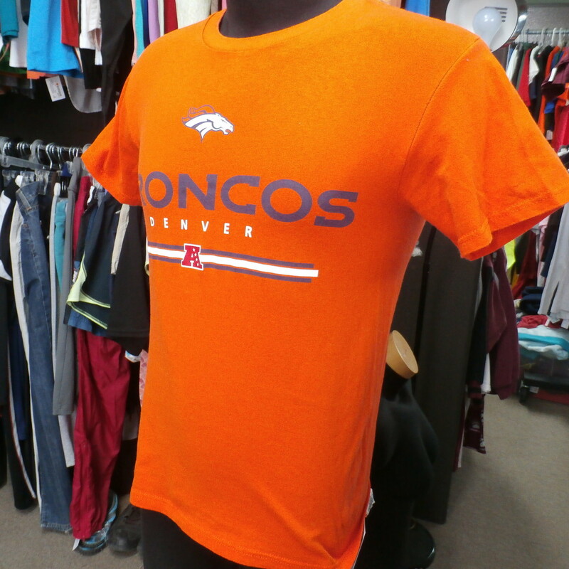 Denver Broncos Shirt, Orange, Size: Small
Denver Broncos T Shirt Size small orange 30568
Our Clothes Rating: 3- Good Condition
Brand: NFL Team Apparel
size: Men's Large- (Chest: 17\" Length: 25\")
color: Orange
Style: screen pressed short sleeve shirt
Condition: 3- Good Condition- slightly worn and faded; light pilling and fuzz; material is slightly stretched out from washing and use; fuzz on the fabric; wrinkles; faded;
Shipping: FREE
Item #: 30568