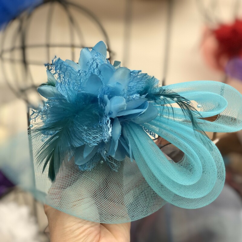 Brand new ribbon with beads and delicate feathers. Comes with two options to wear.<br />
A large clip or a headband.<br />
Several colours to choose from.<br />
Can be worn in hair or on coat.