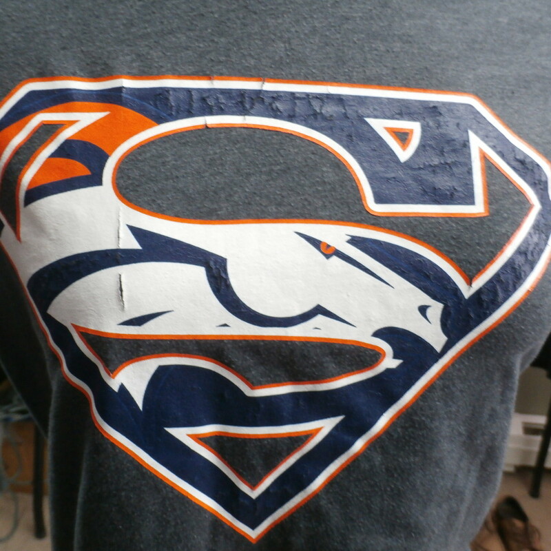Denver Broncos V Neck, Gray, Size: Small
Denver Broncos Women's V Neck Shirt size Small 30637
Our Clothes Rating: 3- Good Condition
Brand: Next level
size: Women's Small- (Chest: 18\" Length: 25\")
color: gray
Style: screen pressed short sleeve shirt
Condition: 3- Good Condition- slightly worn and faded; light pilling and fuzz; material is slightly stretched out from washing and use; fuzz on the fabric; wrinkles; faded; logo has many cracks;
Shipping: FREE
Item #: 30637