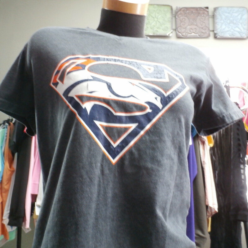 Denver Broncos V Neck, Gray, Size: Small
Denver Broncos Women's V Neck Shirt size Small 30637
Our Clothes Rating: 3- Good Condition
Brand: Next level
size: Women's Small- (Chest: 18\" Length: 25\")
color: gray
Style: screen pressed short sleeve shirt
Condition: 3- Good Condition- slightly worn and faded; light pilling and fuzz; material is slightly stretched out from washing and use; fuzz on the fabric; wrinkles; faded; logo has many cracks;
Shipping: FREE
Item #: 30637