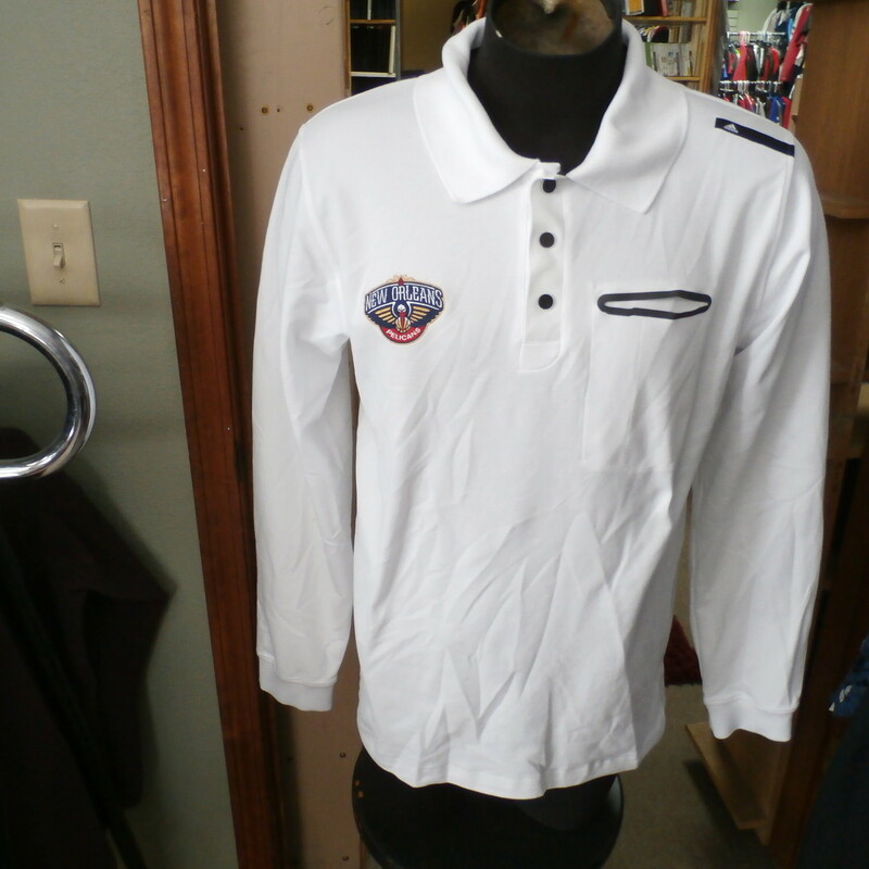 New Orleans Pelicans long sleeve polo white size XL #30688
Our Clothes Rating: 3- Good Condition
Brand: adidas
size: Men's XL- (Chest: 21\" Length: 29\")
color: White
Style: embroidered logo; collared polo; long sleeve; bottom is longer in the back
Condition: 3- Good Condition- there are sweat stains on and around the collar; wrinkles;
Shipping: FREE
Item #: 30688