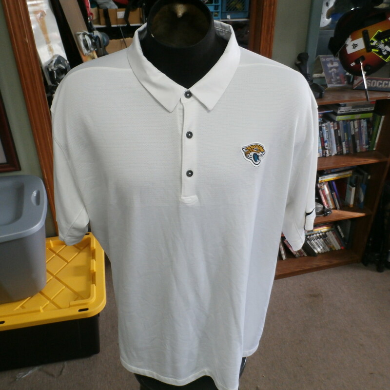Title: Jacksonville Jaguars white Nike polo 3XL #30725<br />
Our Clothes Rating: 3- Good Condition<br />
Brand: Nike<br />
size: Men's 3XL- (Across chest: 28\" Length: 31\")<br />
color: white<br />
Style: short sleeve; embroidered<br />
Condition: 3- Good Condition - minor wear; a couple of medium-sized snags<br />
Item #: 30725<br />
Shipping: FREE