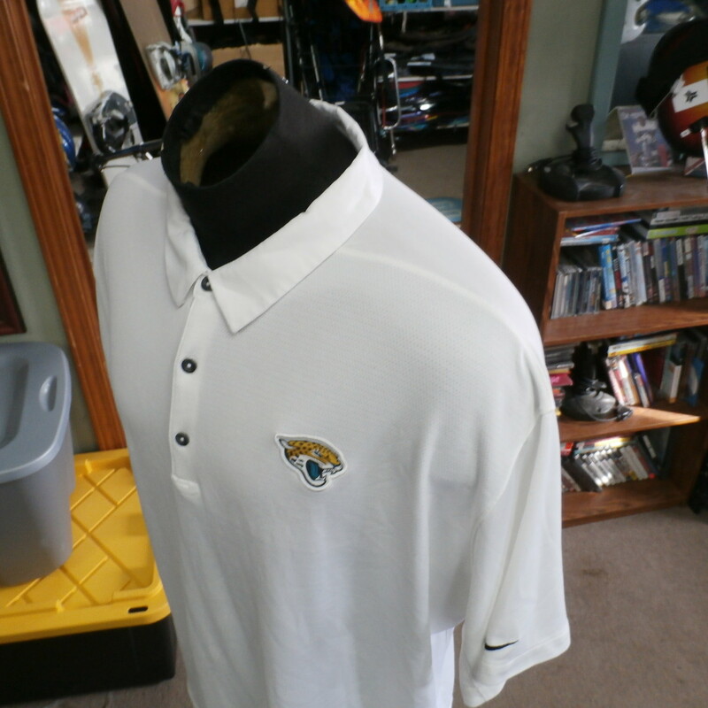 Title: Jacksonville Jaguars white Nike polo 3XL #30725<br />
Our Clothes Rating: 3- Good Condition<br />
Brand: Nike<br />
size: Men's 3XL- (Across chest: 28\" Length: 31\")<br />
color: white<br />
Style: short sleeve; embroidered<br />
Condition: 3- Good Condition - minor wear; a couple of medium-sized snags<br />
Item #: 30725<br />
Shipping: FREE