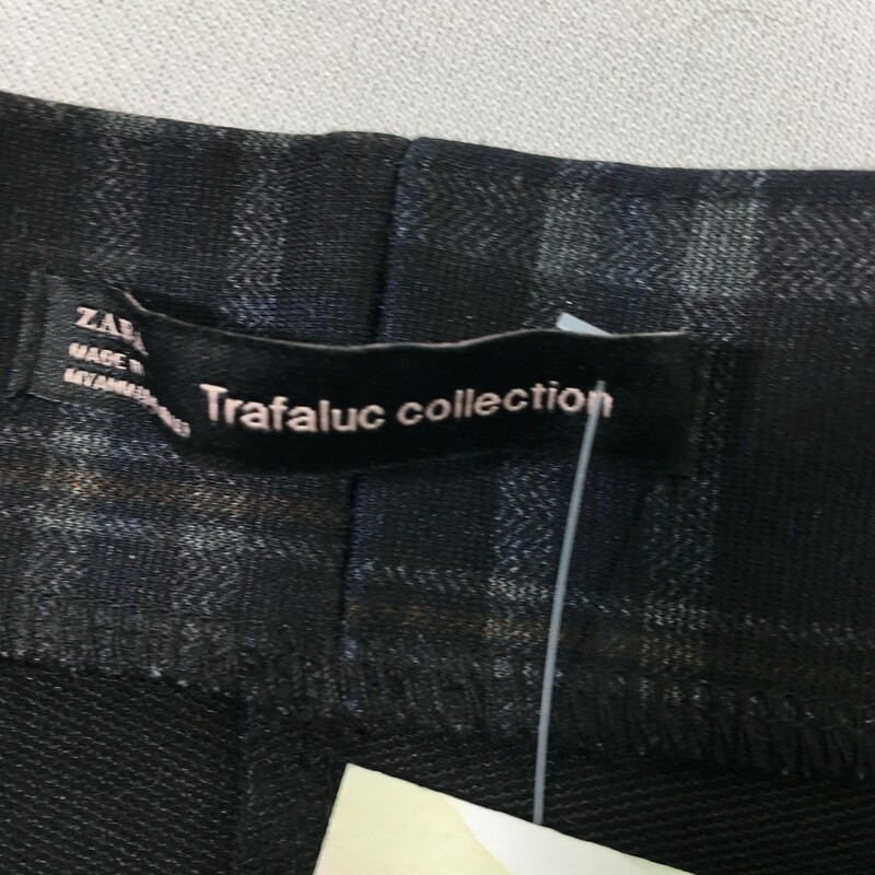 100-091 Zara Trafaluc, Black, grey and brown plaid, black and white panels strip on the outside, wide covered waist band, heavy fabric, very nice condition. Size: Small<br />
Trafaluc Collection.<br />
11.3 oz