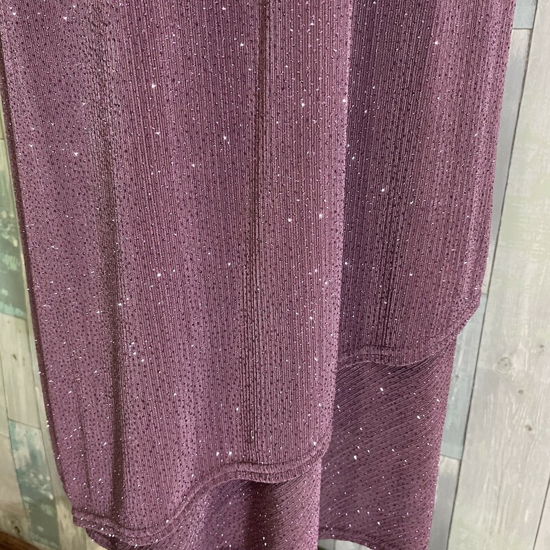 Oblique 2 piece sparkly formal
Soft draped necklline, 3/4 sleeves, crossover hemline on the top and skirt. Fully lined. The skirt has an elastic waistband
94% acetate and 6% spandex
Light Plum
Size: 8