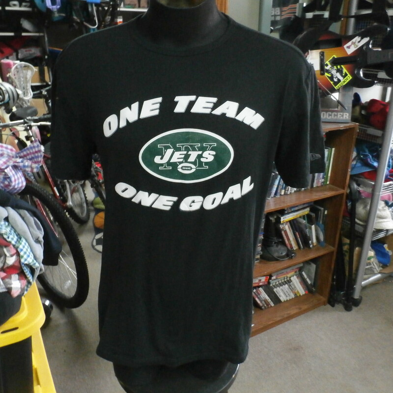New York Jets \"One Team\" New Era shirt black size tag missing polyblend #29282<br />
Rating: (see below) 3- Good Condition<br />
Team: New York Jets<br />
Player: n/a<br />
Brand: New Era<br />
Size: Tag missing- (Measured Flat: Across chest 21\"; Length 28\")<br />
Measured Flat: underarm to underarm; top of shoulder to bottom hem<br />
Color: black<br />
Style: short sleeve; screen printed<br />
Material: 50% polyester 38% cotton 12% rayon<br />
Condition: 3- Good Condition: minor wear and fuzz from use; printing defect on \"G\" on front (see photos)<br />
Item #: 29282<br />
Shipping: FREE