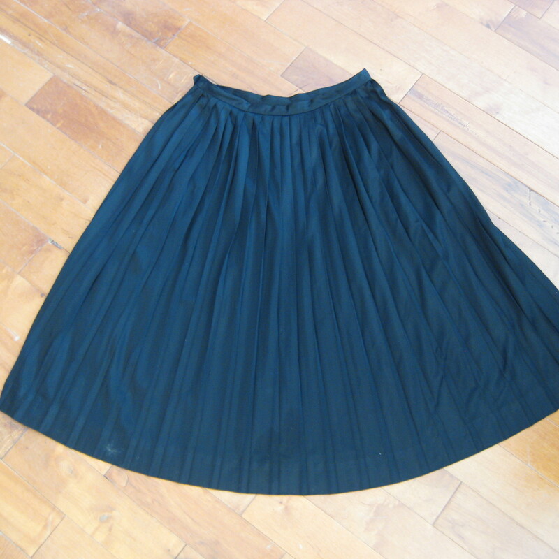 Super simple pleated skirt by Sacony
I am calling it 60s because of the vinyl zipper and the look of the label but other garments that I've handled from this brand are all earlier
It doesn't have any fabric labels but it feels like nylon
It's got a defined waistband, zipper closure and it's pleated all the way around
Very sheer, so you will need a sliip or bike shorts underneatch
Excellent condition!
The hem is turned up 2in so if you need to lengthen it you can get another 1.5in.
Here are the flat measurements, please double where appropriate:
Waist: 13.5in
Hip: free
Length: 27in

Thanks for looking!
#38020