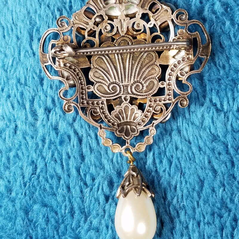 VINTAGE VICTORIAN PIN
THE WORK IS AMAIZING ON THE BACK
HANGS 3in DOWN
2in WIDE
STUNNING