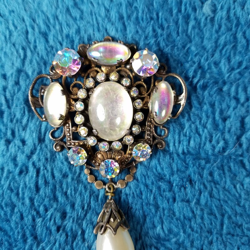 VINTAGE VICTORIAN PIN
THE WORK IS AMAIZING ON THE BACK
HANGS 3in DOWN
2in WIDE
STUNNING