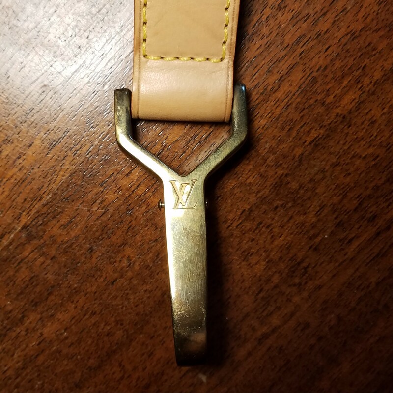 VINTAGE LUGGAGE TAG AND LUGGAGE BELT
TAG IS Size: 2in X 3.5in
BELT IS 1in WIDE
LEATHER IS 8.5in
BUCKLE, CLASP AND STRAP
11in
LUGGAGE BELT IS USEFUL FOR CONNECTING LUGGAGE TOGETHER
OR A GREAT HEAVY DUTIE FOB