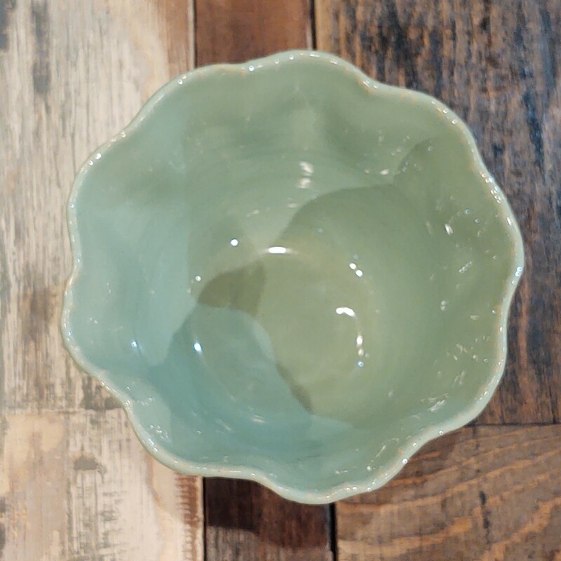 Feather Edge Bowl
Handmade Pottery
Jade and Sand colors
aprox 3x5 inches