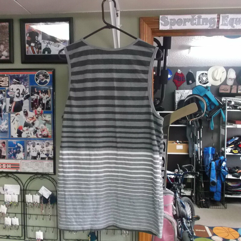 Carbon Men's Striped Tank Top Size 2XL Gray Cotton Blend #9061
Rating:   (see below) 3 - Good Condition 
Team: n/a
Player: n/a
Brand: Carbon
Size: 2XL - Men's(Measured Flat: Across chest 20\"; Length 29\")
Color: Gray
Style: Striped Tank Top; Small packet
Material: 60% Cotton 40% Polyester
Condition: - Good Condition - wrinkled; Material is faded and discolored; Significant pilling and fuzz; Material feels coarse; few small stains; No rips or holes(See Photos for condition and description)
Shipping: $3.37
Item #: 9061