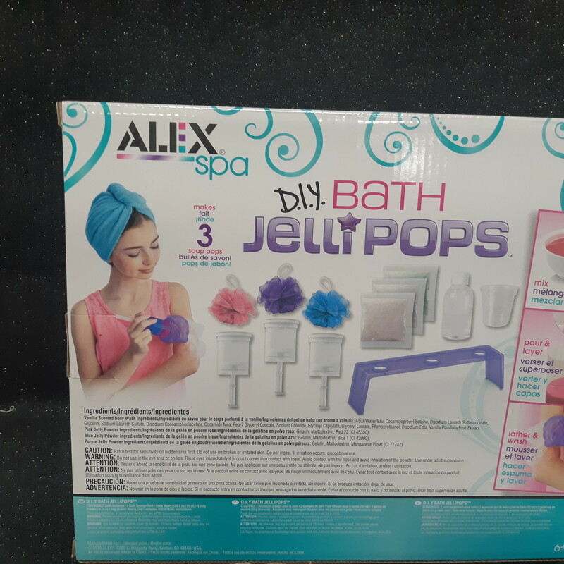 Alex spa DIY bath jelly pops provides a young spa enthusiast with a fun, new way to get clean! Mix and pour multiple colors of gel soap in a plastic push-up pop container to create 3 gorgeous jelly pops. Design colorful layers and top Each pop with A pouf. Wet the pouf and slowly push up the handle to release some body wash! The colorful bath accessories can be displayed in a Holder to brighten up and washroom. A great girls night in the project, It will keep tweens entertained during a party, sleepover or on a rainy day.<br />
<br />
Includes 3 push pop containers, 3 packs of jelly powder (0.35oz/10g), body wash (3.04oz/90ml), measuring cup, stand, and easy instructions<br />
<br />
Recommended for children 6 years of age and up.