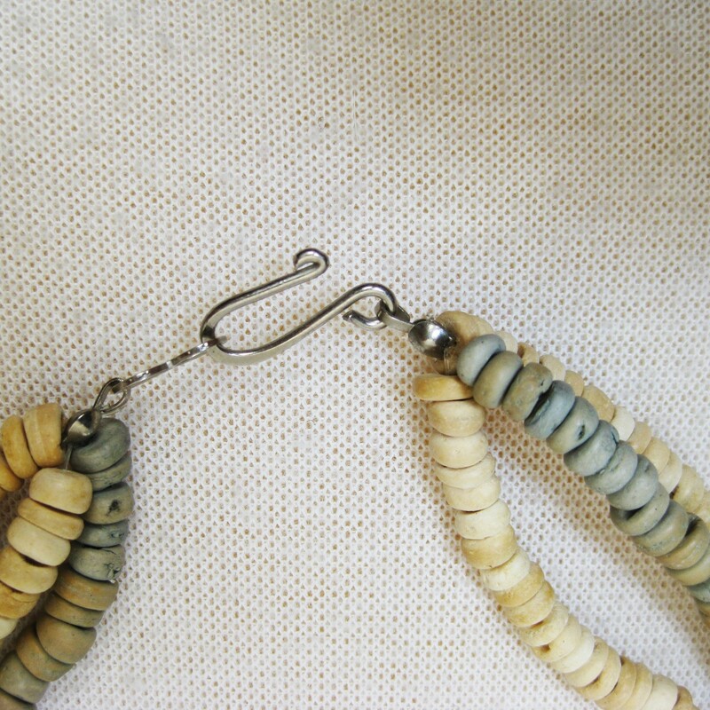 Great organic piece to complement neutral toned outfits.
Beige and sage green triple strand wood bead necklace
24in long
close with a silver hook

thanks for looking!
#401051