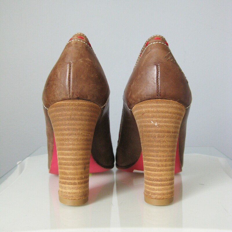Miss Sixty Leather, Brown, Size: 6<br />
Cute pair of classic pumps by Miss Sixty<br />
Size 6<br />
There were purchased at a sample sale but never worn.<br />
Thanks for looking!<br />
#40386