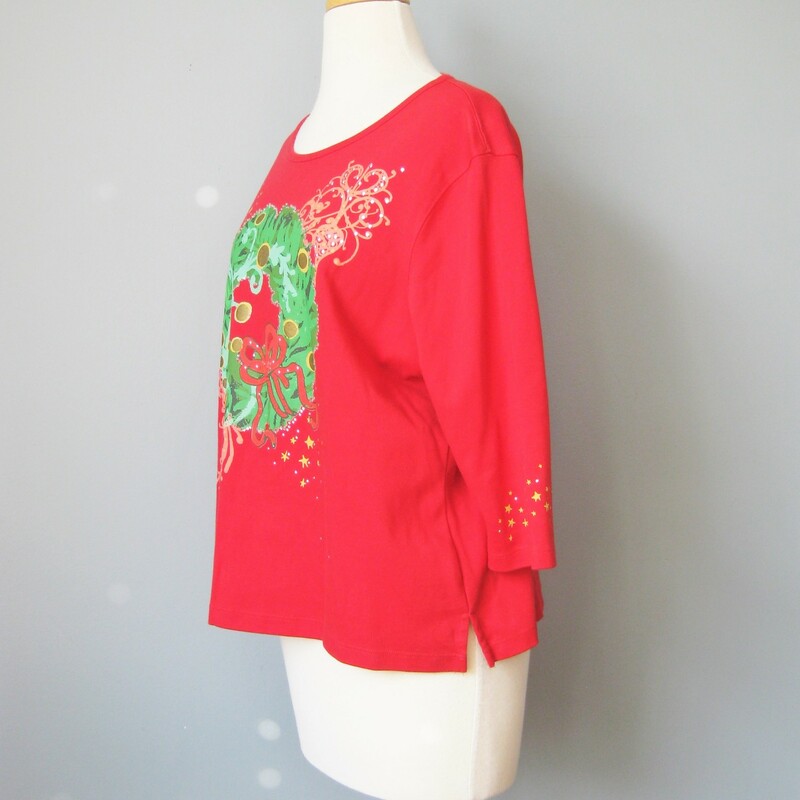 Coral Bay XMAS LS, Red, Size: PXL<br />
perfect simple comfy tee shirt to wear during the Christmas Season<br />
Red cotton poly blend 3/4 length sleeves with an evergreen Christmas wreath on the front and simple decoration at the sleeve ends.<br />
by Coral Bay<br />
perfect condition<br />
size XL<br />
Flat measurements:<br />
Armpit to Armpit: 22.5in<br />
Overall length: 22.5in<br />
<br />
Thanks for looking!<br />
#40209