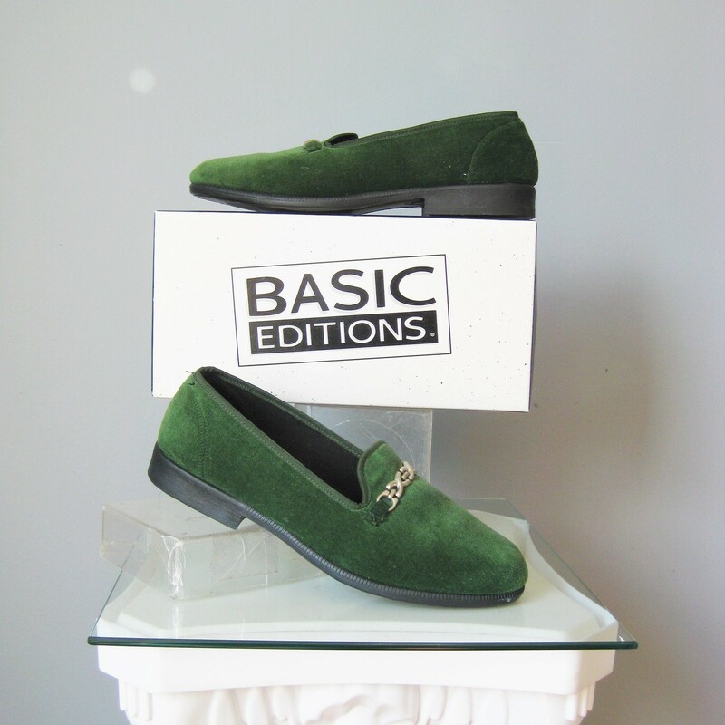Vtg Basic Edition Loafers, Green, Size: 7.5
New in box green faux suede loafers by Basic Editions
Nice matte dark silver decorative details across the upper
simple and classic
 size 7.5

Thanks for looking!
#40988