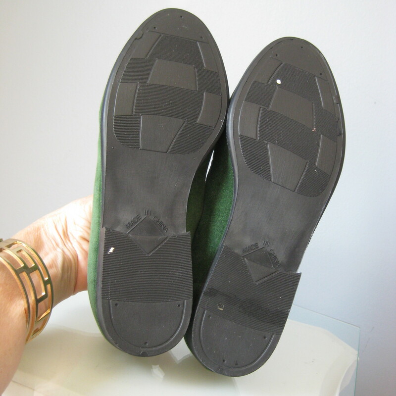 Vtg Basic Edition Loafers, Green, Size: 7.5<br />
New in box green faux suede loafers by Basic Editions<br />
Nice matte dark silver decorative details across the upper<br />
simple and classic<br />
 size 7.5<br />
<br />
Thanks for looking!<br />
#40988