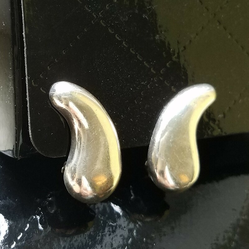 VINTAGE SILVER<br />
CLIP EARRINGS<br />
.975<br />
CAN'T READ THE OTHER MARKS<br />
OR THE STAMP