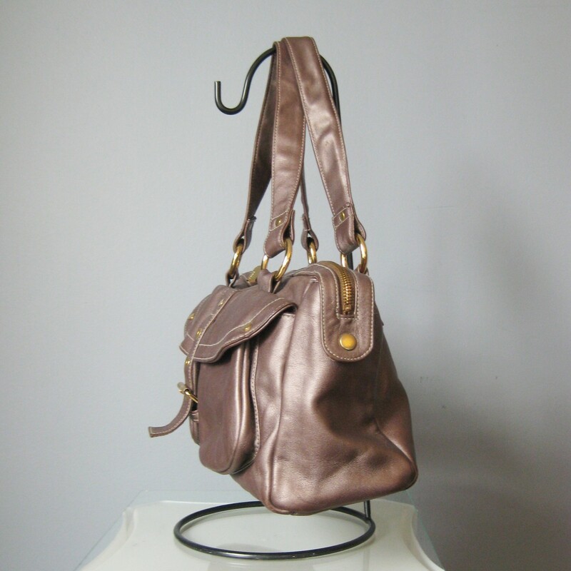 Perlina Shldr, Bronze, Size: None
Very popular and useful style handbag from
Perlina in a rosy bronzy metallic finish leather
Two outside pockets secured with a strap that has a buckle but also just snaps down for easy access.
Big simple interior with two slip pockets
Made in Korea
Double handles
Godl Hardware
excellent pre owned condition, no flaws
16in x 6.5in x 4.5in
handle drop: 9in


thanks for looking!
#40588