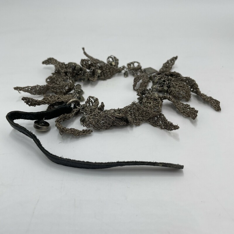 Goti Crochet Metal Leaves, Blk.Slv, Size: OS

6.5 inches

estimated retail: $500