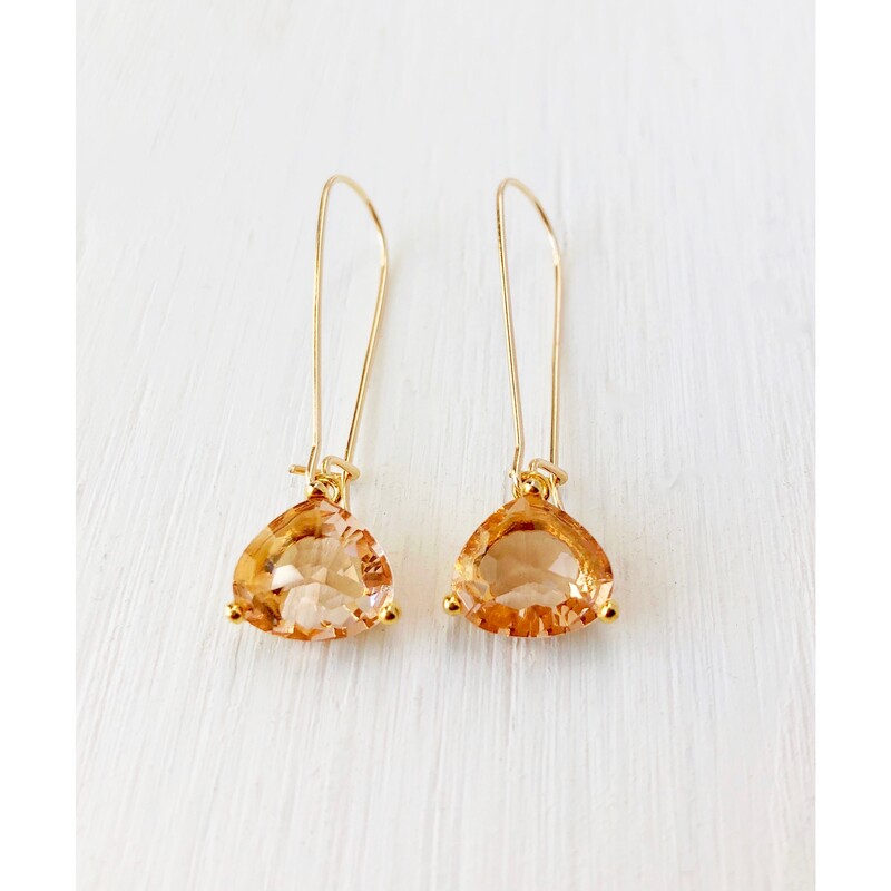Champagne Crystal Earring, 14k Gold Fill

Beautifully faceted crystal in a 3 prong setting dangle from 14kt gold filled wires. Approximately 1.25 inch