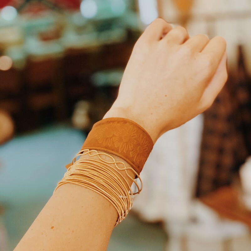 The perfect go to bracelet! Stack it with other or wear it on its own!<br />
<br />
Adjustable<br />
<br />
Available in black and brown
