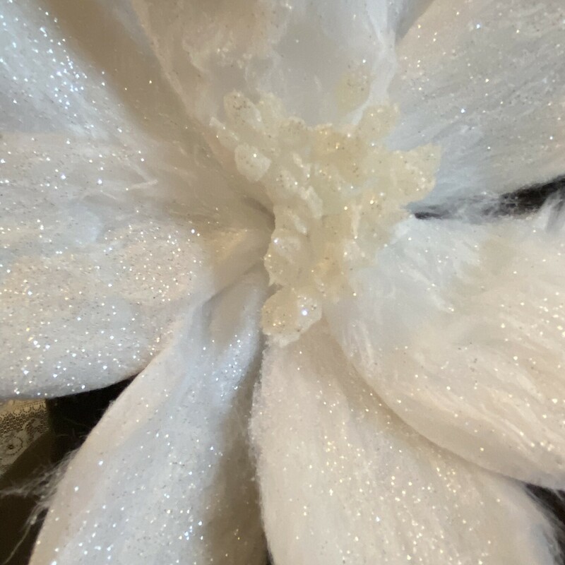 How gorgeous are these elegant glitter fur white sparkly poinsettia stems? The stem measures 21 1/2 inches long and the flower itself measeures 10 inches in diameter.  This poinsettia is a must have for any Boho Christmas or winter wedding