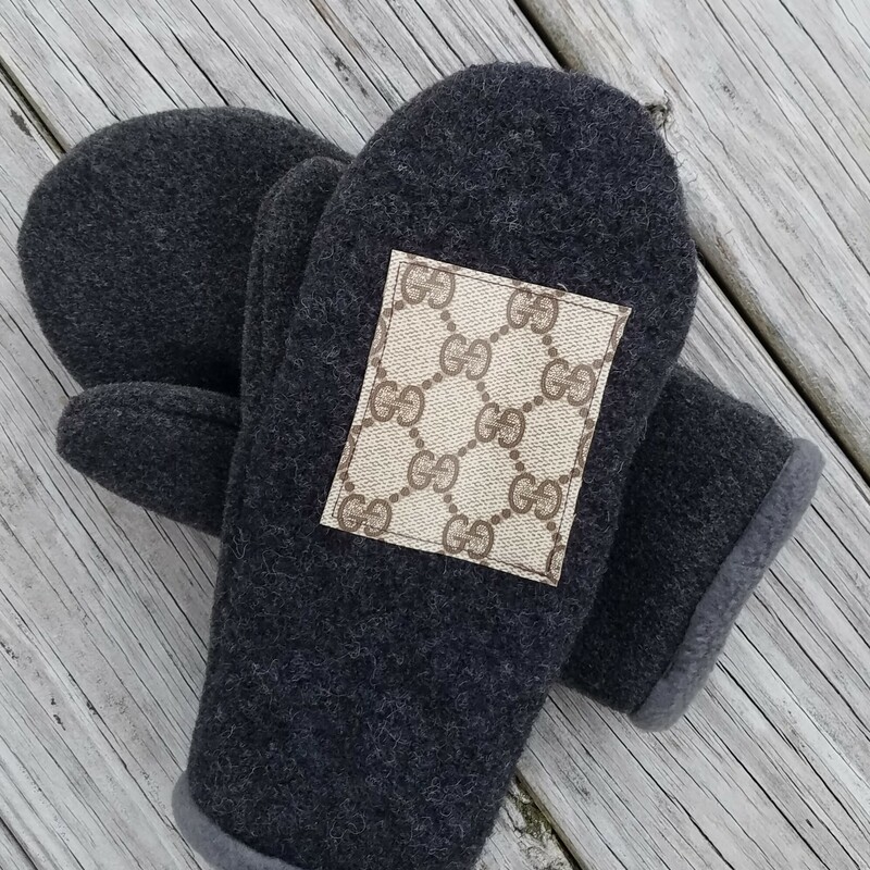 MITTENS MADE FROM RECYCLED
SWEATERS
LINED WITH A NEW NON PILL FLEECE
PATCH FROM A GARMENT BAG I TOOK APART

MADE BY ME
TWEED RIVER FARM