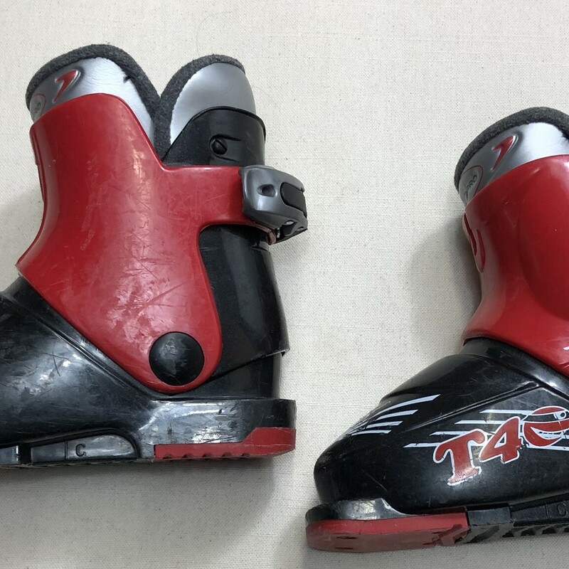 Techno Pro 40 Ski Boot, Red, Size: 206mm<br />
US 7<br />
Euro 35<br />
UK 6