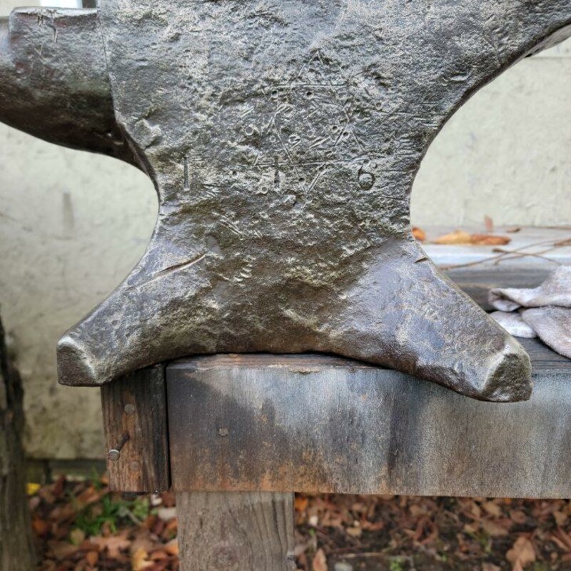 Large Antique Anvil Made In England 1830-1850.  165#
Stamped 116 Old Stone Weight   22 in. w x 10 in. tall