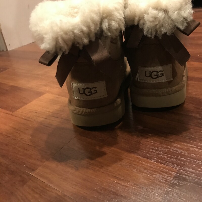 *Uggs PLAY COND, Size: 10
SOLD AS IS, PLAY CONDITION