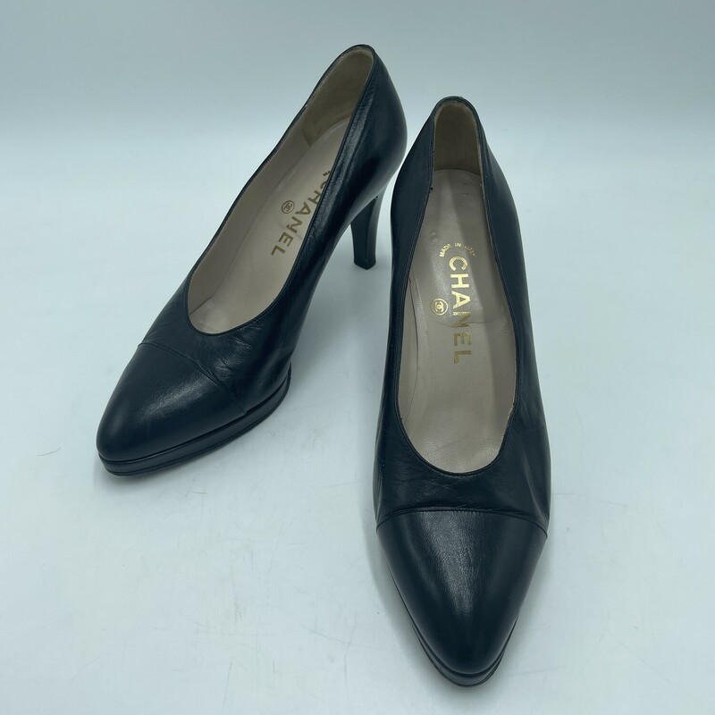 Chanel Pump, Black, Size: 38

condition: VERY GOOD. light wear to soles

3.25 in heel height