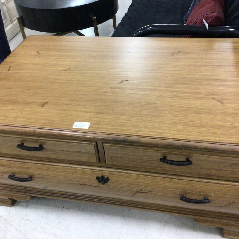 Thomasville Coffee Table, Lt Wood, 3 Drawers
47.5 in Wide x 30 in Deep x 21.5 in Tall