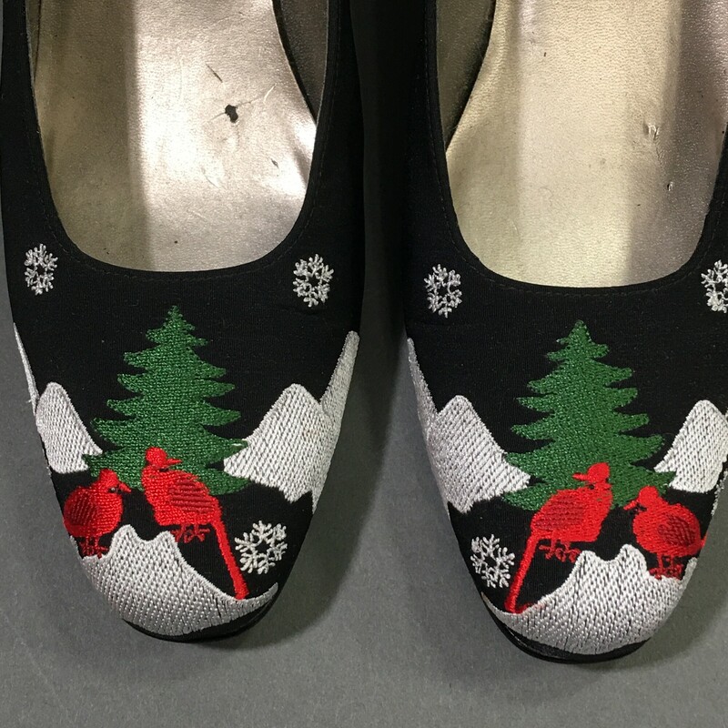 Ros Hommerson Christmas, Pattern, Size: 8.5<br />
Chrismas, Party, Holiday<br />
Heels Pump Chrismas, Party, Holiday Red Cardinal<br />
Upper Material: Leather<br />
Shoe Width:B<br />
US 8.5<br />
Width:Medium<br />
Heel Style:Block<br />
Occasion: Special Occasion<br />
Size: 8.5<br />
Closure: Slip On<br />
Heel Height:<br />
Med (1 3/4 in. to 2 3/4 in.)<br />
Country/Region of Manufacture:	China<br />
Season: Winter, Fall<br />
Toe Shape: Round Toe:<br />
Multi-Color Embroidered Christmas Scene