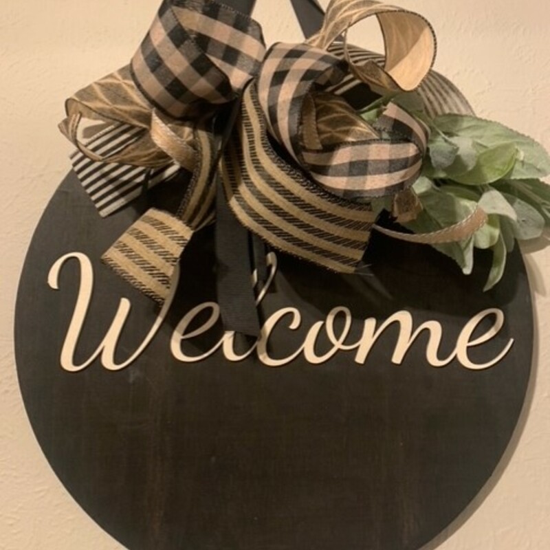 Black welcome door round 18in black stained round with lamb ear; bow and raised wood wording.