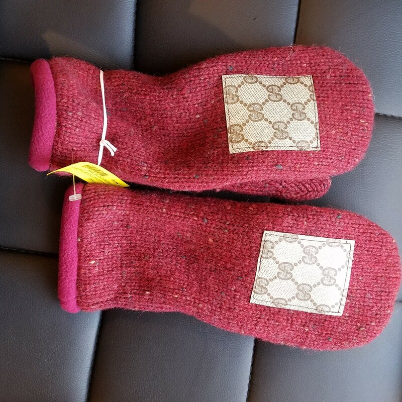 TWEED RIVER FARM MITTENS
MADE IN VERMONT FROM RECYCLED WOOL AND CASHMERE SWEATERS
SOMETIMES DESIGNER SCARVES OR EMBELLISHED WITH A DESIGNER NOTION. PATCHES ARE FROM GARMENT BAGS I HAVE DECONSTRUCTED.
LINED WITH A NEW NON-PILL FLEECE
ONE OF A KIND
I DO GUARANTEE MY WORK 100%
MADE BY ME
TWEED RIVER FARM
LARGE