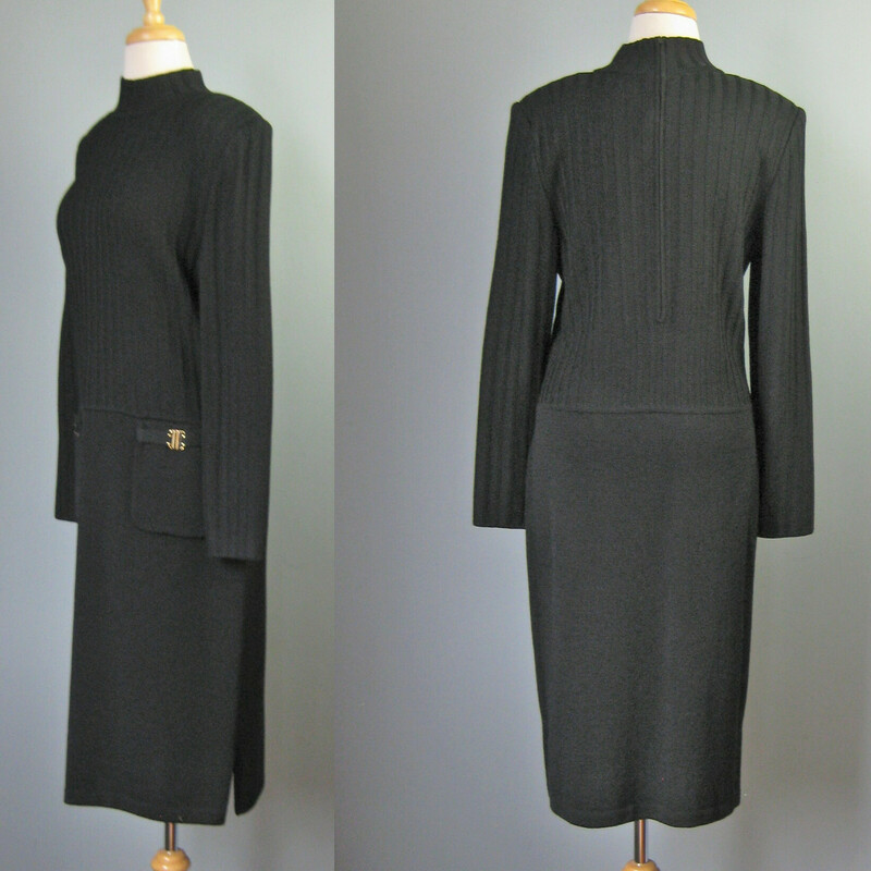 Smart classic dress from Marie Gray for St. John collection.
This luxury level dress is made of a heavy knit, perfect for travel because it will never wrinkle.
Minimalist but distinctive with a slightly dropped waist and detailed pockets.
Shoulder pads
Center back zipper
Marked size 10
flat measurements:
shoulder to shoulder: 18
armpit to armpit: 19
waist: 14
hip: 20
undersarm sleeve seam: 17
length: 44

thanks for looking!
#16636