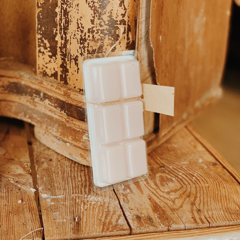 Our Bridgewater wax bar comes in the scent Sweet Grace. These wax bars fill up an entire room with the amazing smell so quickly!