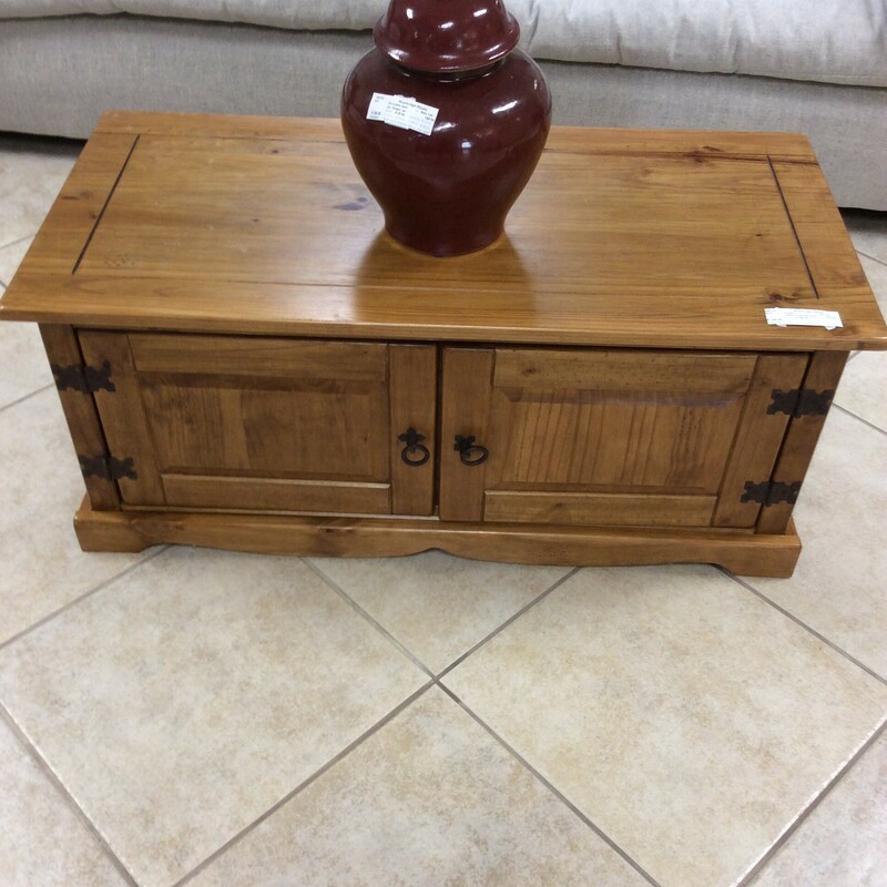 A pine coffee table and matching end table. Great for an apartment! It is a light pine wood with black hardware.
Measures 40x19x17