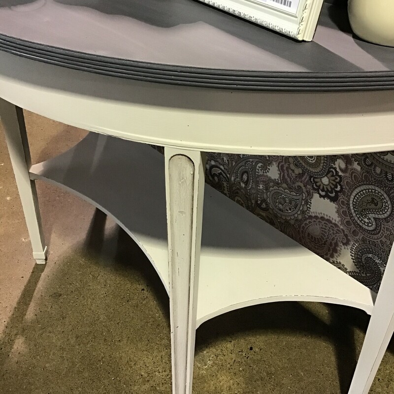 This updated table was painted by one of our local artists using Country Chics Sunday Tea and Liquorice paints and Waverly Paint Truffle. It is black on the top and cream on the base. Beautiful wall table or sofa table!
Dimensions are 40 in x 18 in x 27 in