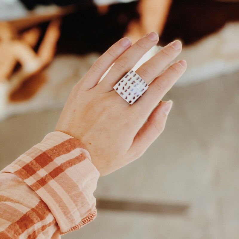 These shell rings are so fun and easy! Available in a round shape, square shape, and flower shape!