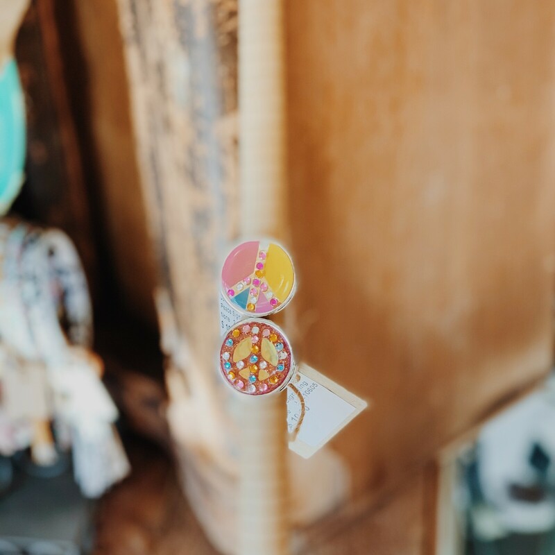 How fun are these peace sign rings! Available in two different styles. See pictures for reference.