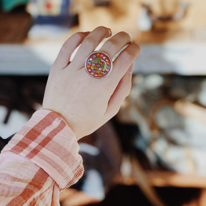How fun are these peace sign rings! Available in two different styles. See pictures for reference.