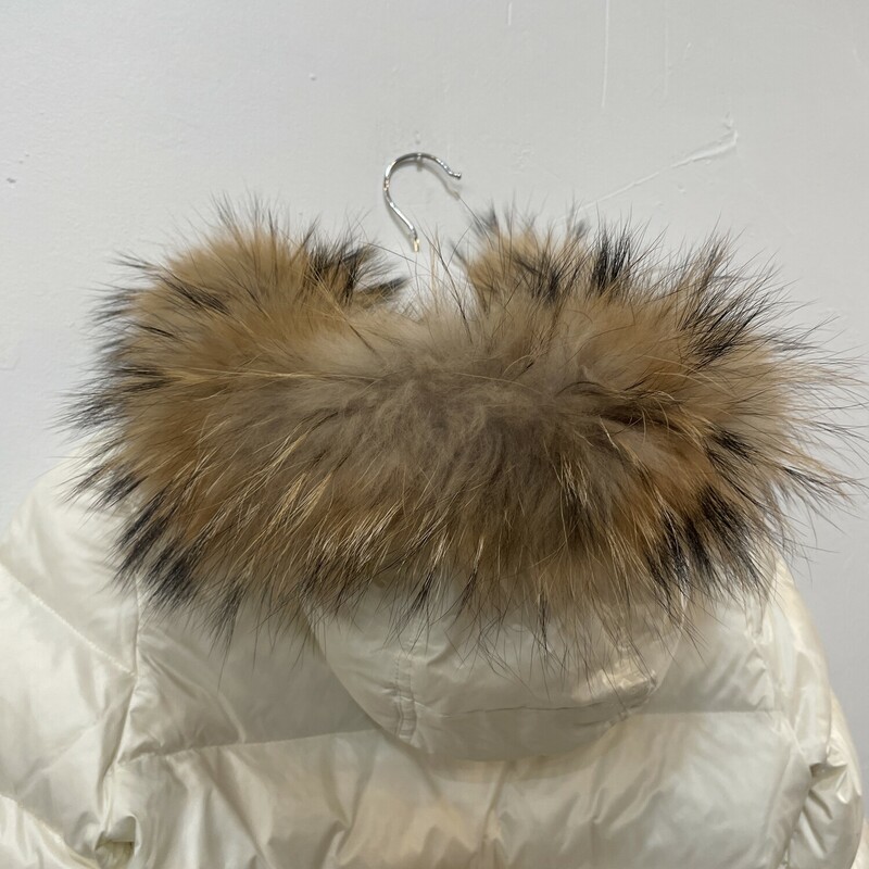 Moncler Alpes Fur Hood, White, Size: 1

exterior: 100% Polyamide
lining: 100% Polyamide
fill: 90% Goose Down, 10% Feather

detachable fur hood
